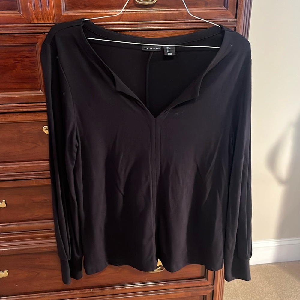 Tahari tee